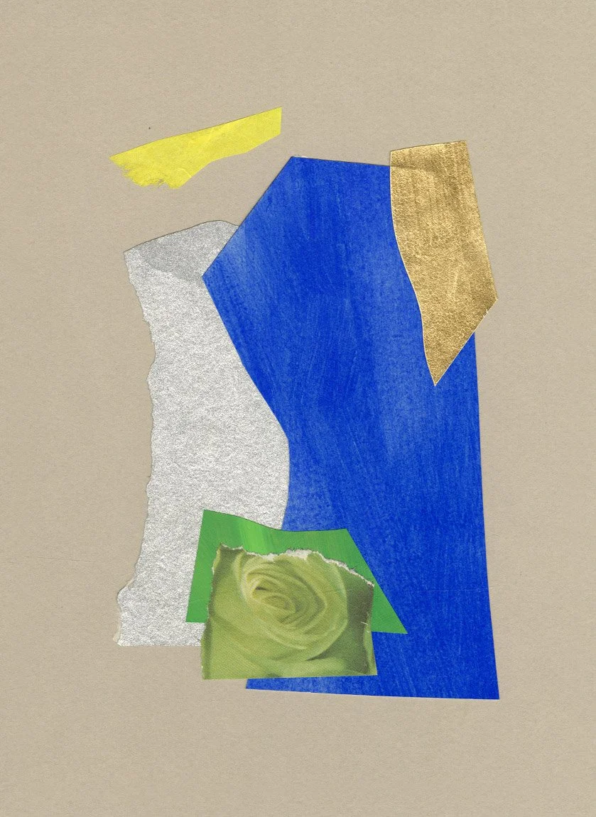 Collage contemporain abstrait bleu cobalt, argent et or avec fragment de rose verte