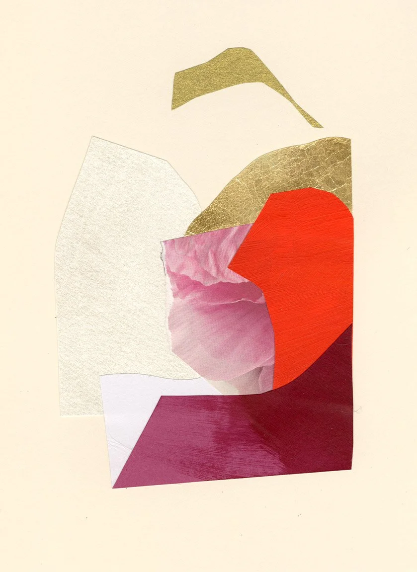 Collage contemporain abstrait rouge vif, rose poudré et or sur fond crème