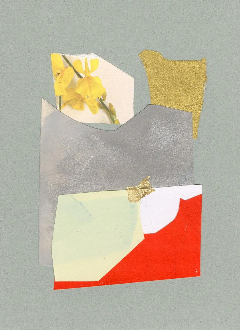 Collage contemporain abstrait argent, rouge vif et jaune floral sur fond vert d’eau
