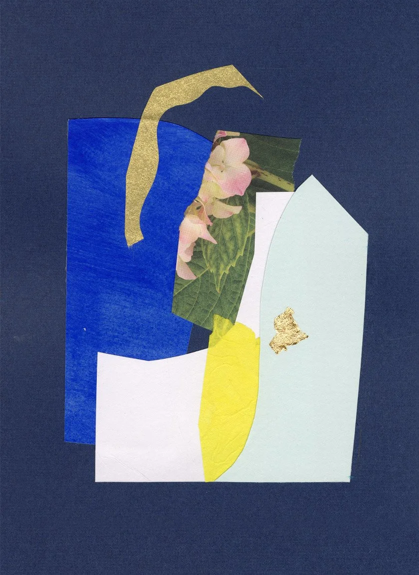 Collage contemporain abstrait bleu nuit, bleu cobalt et rose pâle avec courbe dorée