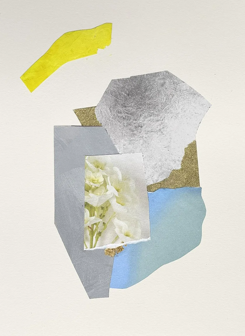 Collage contemporain abstrait argent, bleu ciel et jaune vif sur fond crème