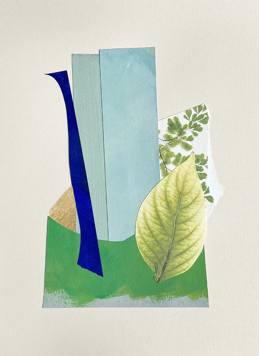 Collage contemporain abstrait vert émeraude, bleu cobalt et feuille végétale sur fond crème