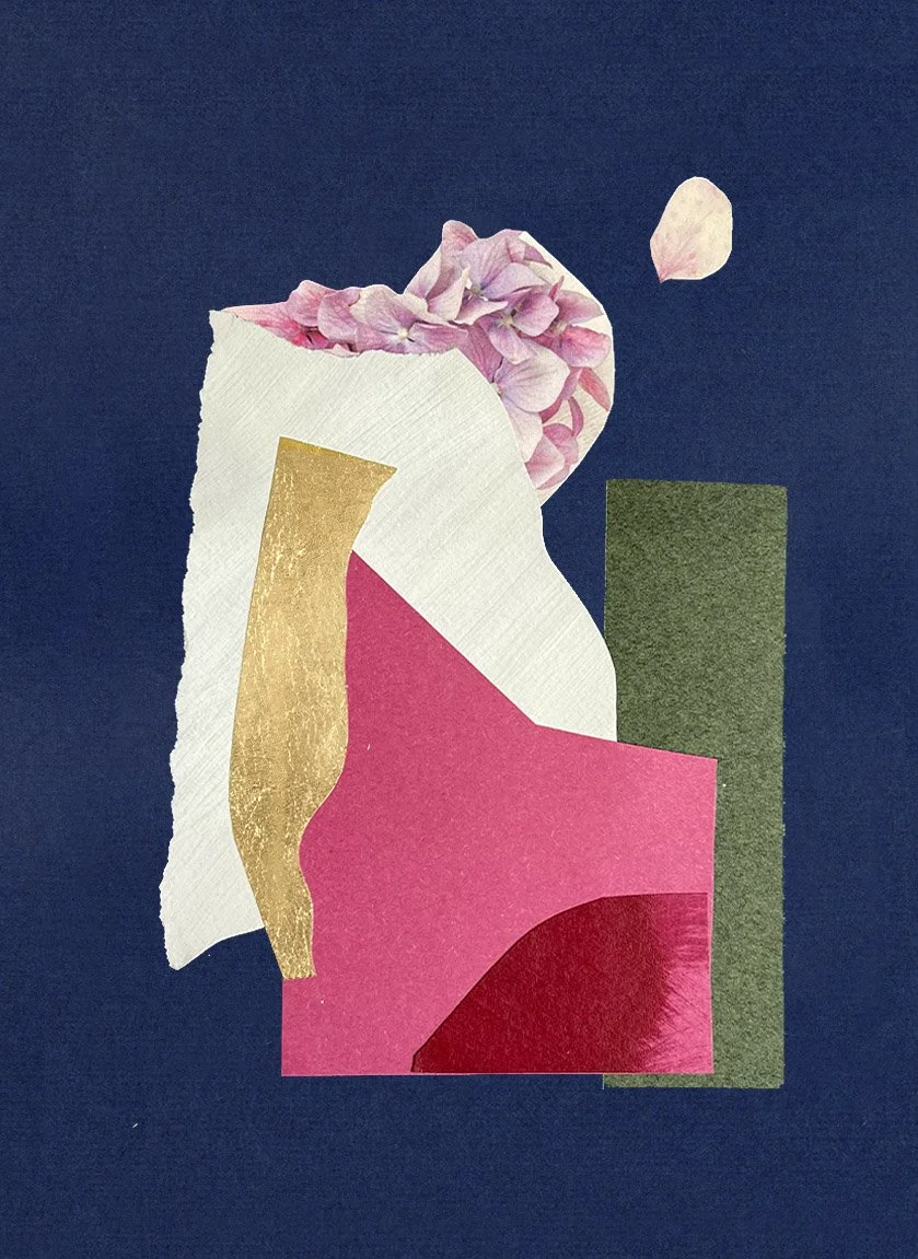 Collage contemporain abstrait bleu nuit, rose fuchsia et or avec fleurs roses