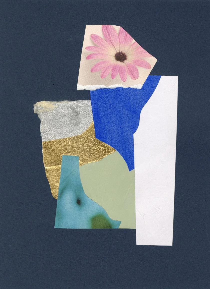 Collage contemporain abstrait bleu nuit, or et blanc avec fleur rose