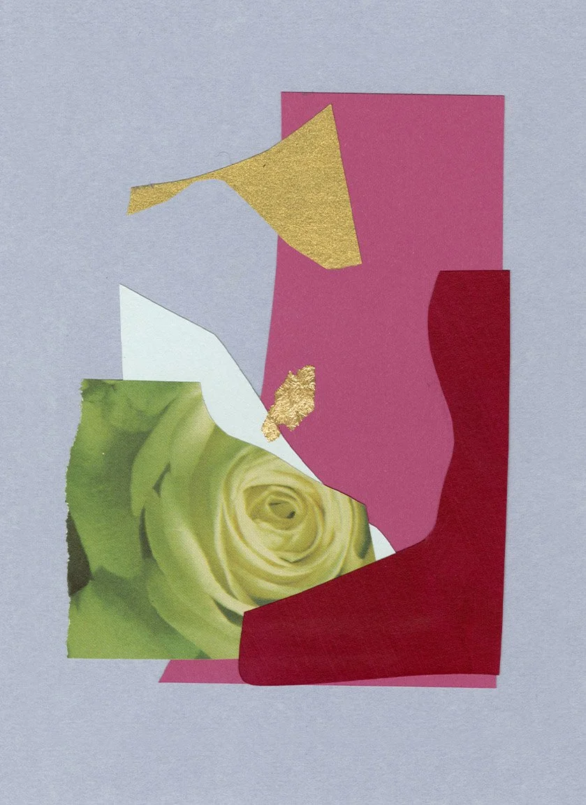 Collage contemporain abstrait rose, vert et or avec photographie de rose blanche