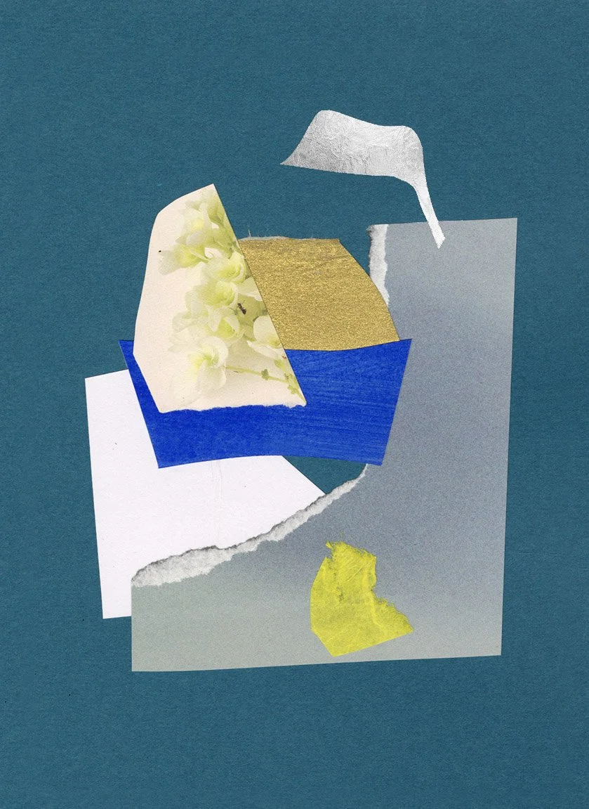 Collage contemporain abstrait bleu pétrole, argent et bleu cobalt avec fragments floraux
