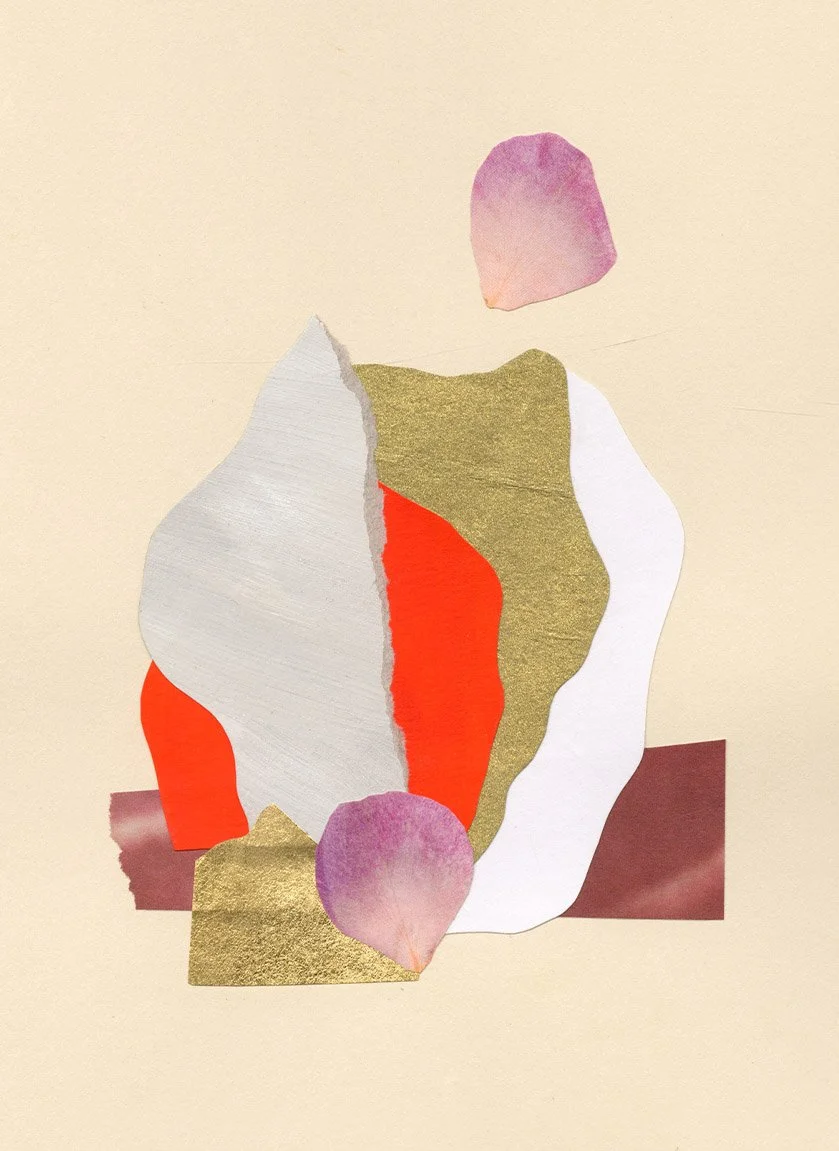 Collage contemporain abstrait blanc, rouge corail et or avec pétales roses