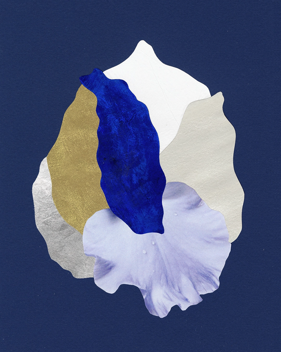 Collage contemporain abstrait floral floral bleu, blanc et or sur fond bleu nuit