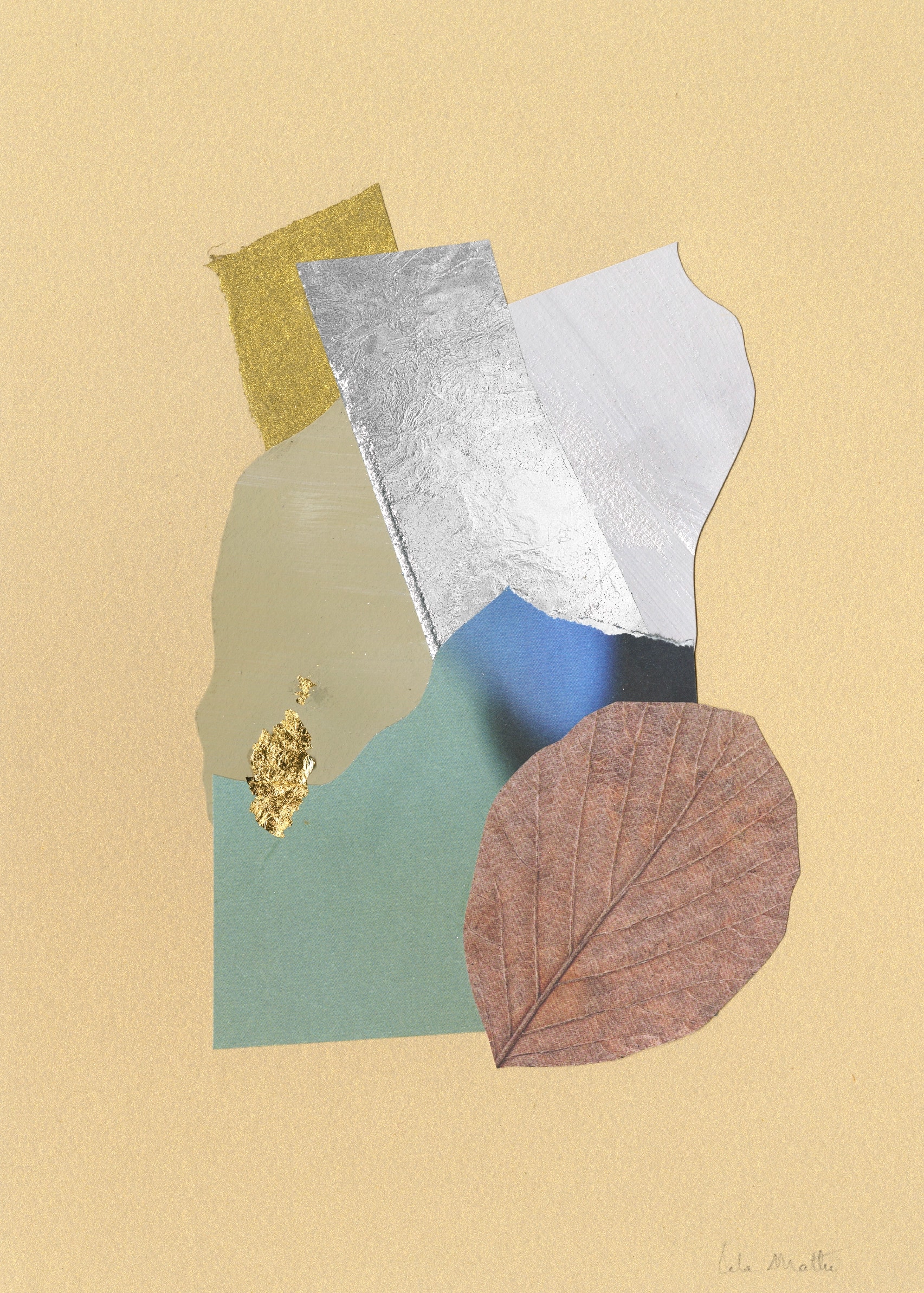 Collage contemporain abstrait automnal beige, bleu pâle, argent et feuille séchée
