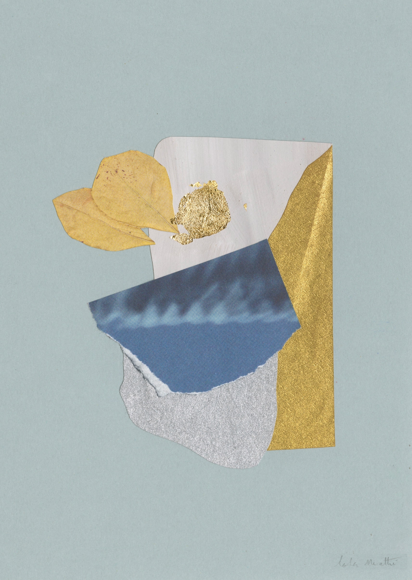 Collage contemporain abstrait bleu, argent et or avec feuilles séchées sur fond bleu clair