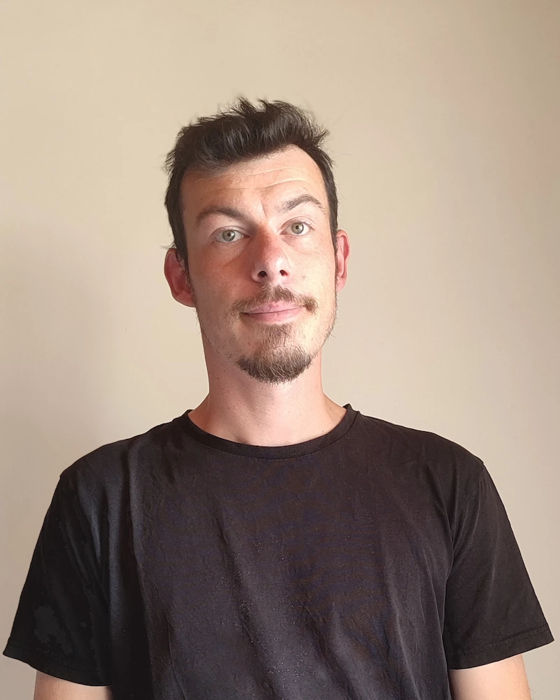 Portrait de Julien Mathé, concepteur d’applications métier et développeur full-stack freelance
